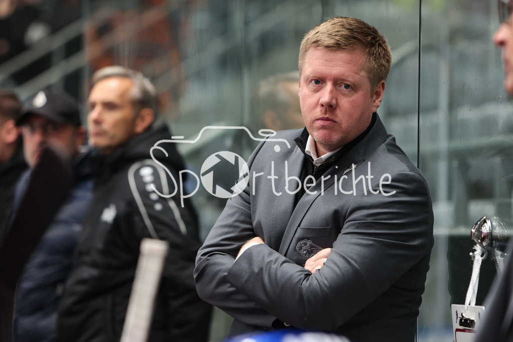 Augsburger Panther - Grizzlys Wolfsburg | Panther Coach Peter Russell in Aktion