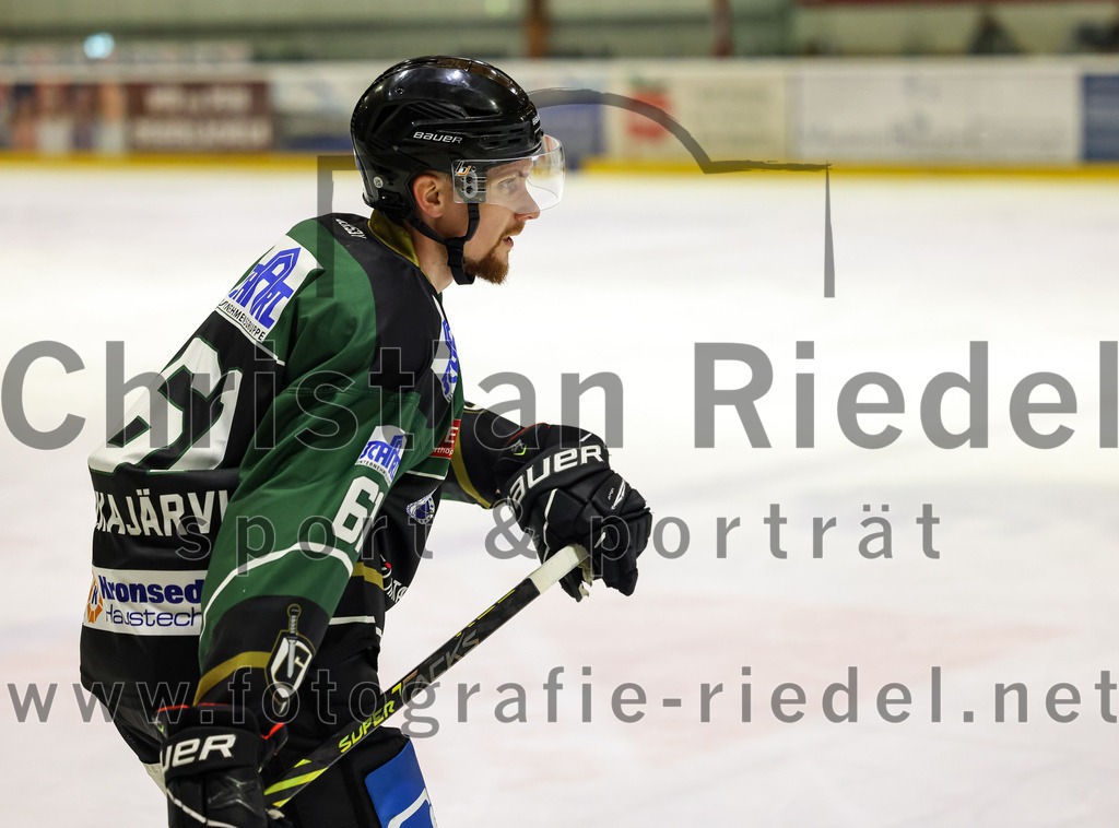 2022-12-09_123_TSV_Erding_gegen_EHC_Waldkraiburg | Erding, Deutschland, 09.12.2022:
Eishockey, Bayernliga 2022 / 2023, 19. Spieltag, TSV Erding gegen EHC Waldkraiburg, Endergebnis: 9:2

Roni Rukajärvi (Erding Gladiators, #61)

Foto: Christian Riedel / fotografie-riedel.net
