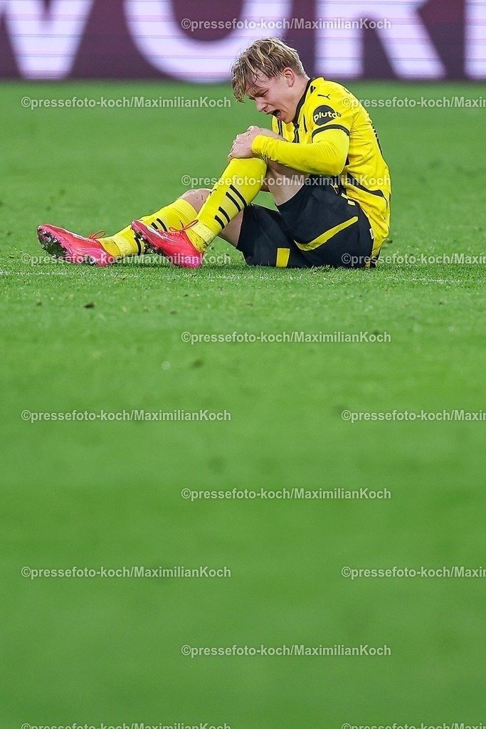 UCL04032502222 | 04.03.2025, Fußball, UEFA Champions League, Borussia Dortmund - OSC Lille, Signal Iduna Park, Runde der 16, Saison 2024 2025: Daniel Svensson (BVB #24) liegt Verletzt mit Schmerzen am Knie auf dem Spielfeld Knieverletzung Verletzung Ausfall 