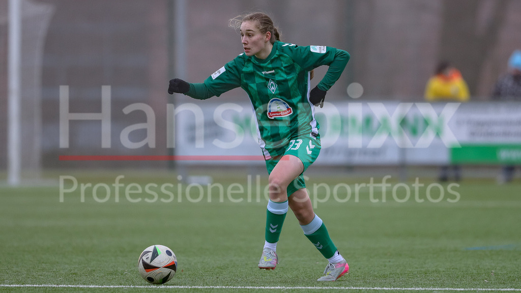 Fussball, Testspiel Frauen, Borussia Mönchengladbach - SV Werder Bremen | v.li.: Maria Penner (SV Werder Bremen, 33) am Ball, Freisteller, Einzelbild, Ganzkörper, Aktion, Action, Spielszene