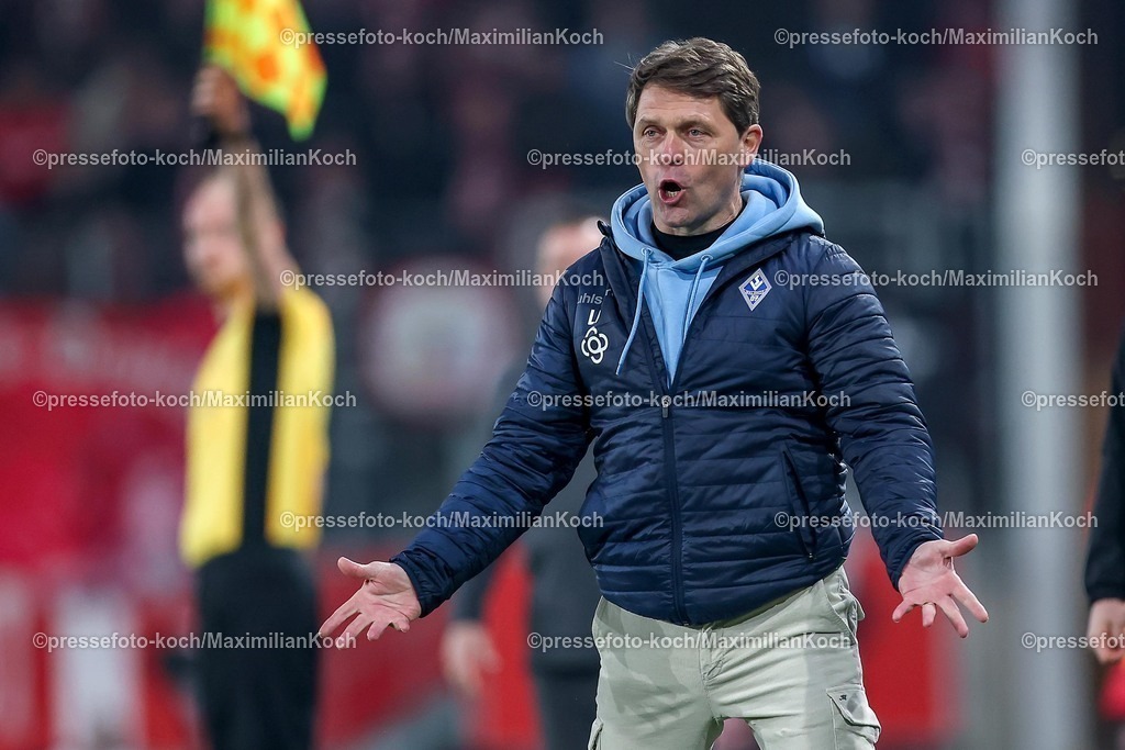 RWE04032601113 | 2026.03.04, Fußball, 3.Liga Herren, Rot-Weiss Essen -  SV Waldhof Mannheim, Stadion Hafenstraße, 27.Spieltag, Saison 2025 / 2026: Cheftrainer Luc Holtz (Waldhof Mannheim #hc) gestikulierend am Spielfeldrand   DFB regulations prohibit any use of photographs as image sequences and or quasi-video.