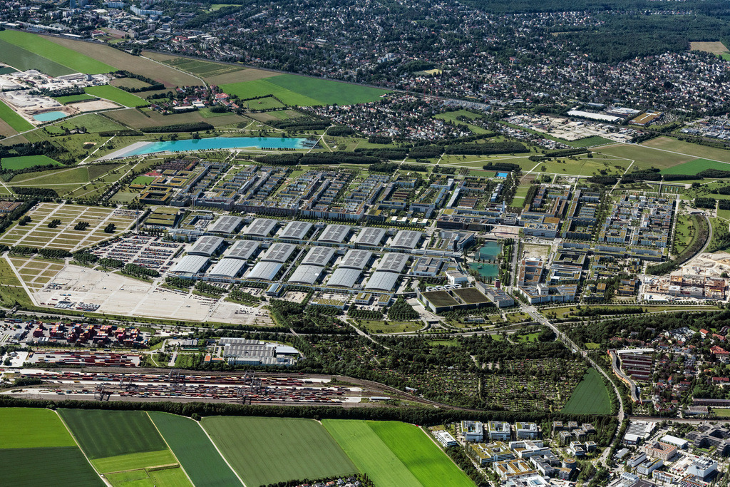 dr__0065407.jpg | MüNCHEN 15.06.2021 Ausstellungsgelände und Messehallen im Ortsteil Trudering-Riem in München im Bundesland Bayern, Deutschland. Weiterführende Informationen bei: JAHN ARCHITECTURE, Inc.,  MESSE MÜNCHEN GMBH. // Exhibition grounds and exhibition halls in the district of Trudering-Riem in Munich in the state Bavaria, Germany. Further information at: JAHN ARCHITECTURE, Inc.,  MESSE MUeNCHEN GMBH. Foto: Daniel Reiter