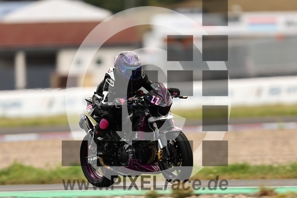 0011-20250822_02615 | Schöne Erinnerungen an spannende Momente - das festzuhalten ist unser Job. PIXELrace.de ist seit 2003 auf den Rennstrecken Europas unterwegs um die Action draußen beim Fahren und die wunderbare Stimmung imm Fahrerlager für euch einzufangen.