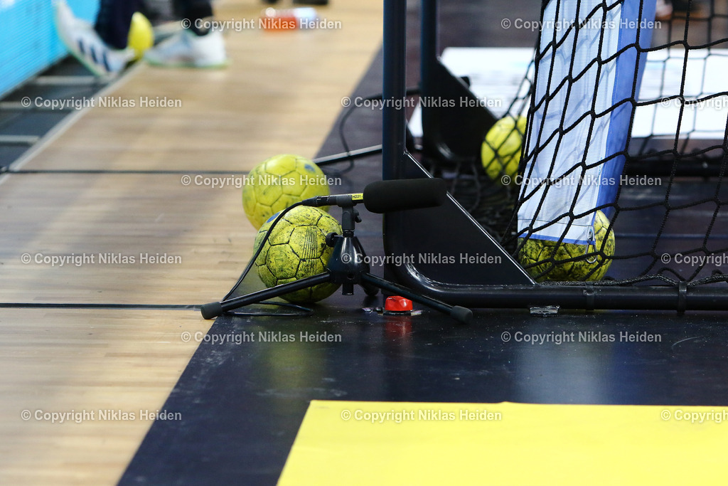 NH_HandballSportVereinHamburg_SGFlensburgHandewitt_HandballBundesliga_22122024 | Ein Handball liegt vor einem TV-Mikrofon in der Daikin Handball-Bundesliga.Handball I Herren I Bundesliga (Daikin HBL) I Saison 2024-2025 I 16. Spieltag I HSV Hamburg - SG Flensburg-Handewitt I 22.12.2024 I Barclays Arena