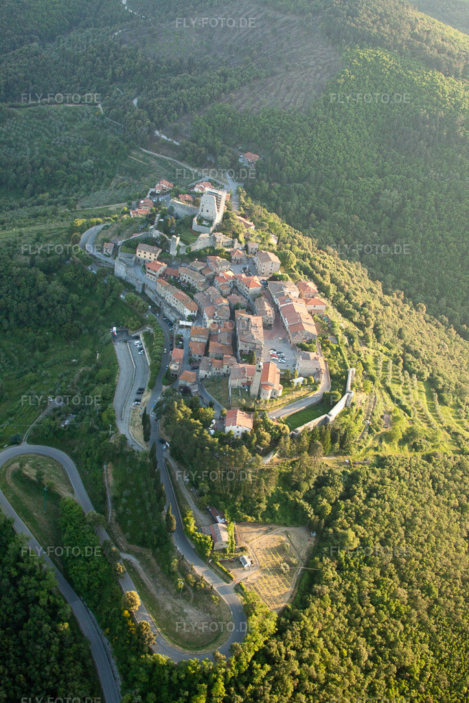 Luftbild: Ortsansicht in Civitella in Val di Chiana im Bundesland Arezzo in Italien. Foto: IMG_27957.jpg vom 30.05.2010 durch Werner Riehm/FLY-FOTO.de
