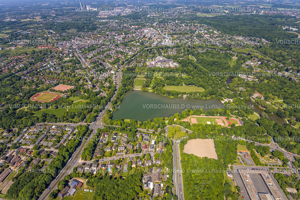 Gelsenkirchen250507241 | Luftbild, Berger See und angrenzendes Schloss Berge mit Schlosspark, Wasserschloss und Hotel, Knappschaft Kliniken Gelsenkirchen-Buer und Rehaklinik Berger See, links Bezirkssportanlage Lohmühle, oben Stadtansicht Ortsteil Buer, Erle, Gelsenkirchen, Ruhrgebiet, Nordrhein-Westfalen, Deutschland