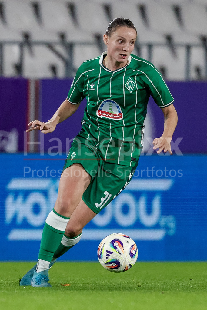 Fussball, Google Pixel Frauen-Bundesliga, SGS Essen - SV Werder Bremen | Verena Wieder (SV Werder Bremen, 31) am Ball, Freisteller, Einzelbild, Ganzkörper, Aktion, Action, Spielszene, DIE DFB-RICHTLINIEN UNTERSAGEN JEGLICHE NUTZUNG VON FOTOS ALS SEQUENZBILDER UND/ODER VIDEOÄHNLICHE FOTOSTRECKEN. DFB REGULATIONS PROHIBIT ANY USE OF PHOTOGRAPHS AS IMAGE SEQUENCES AND/OR QUASI-VIDEO.