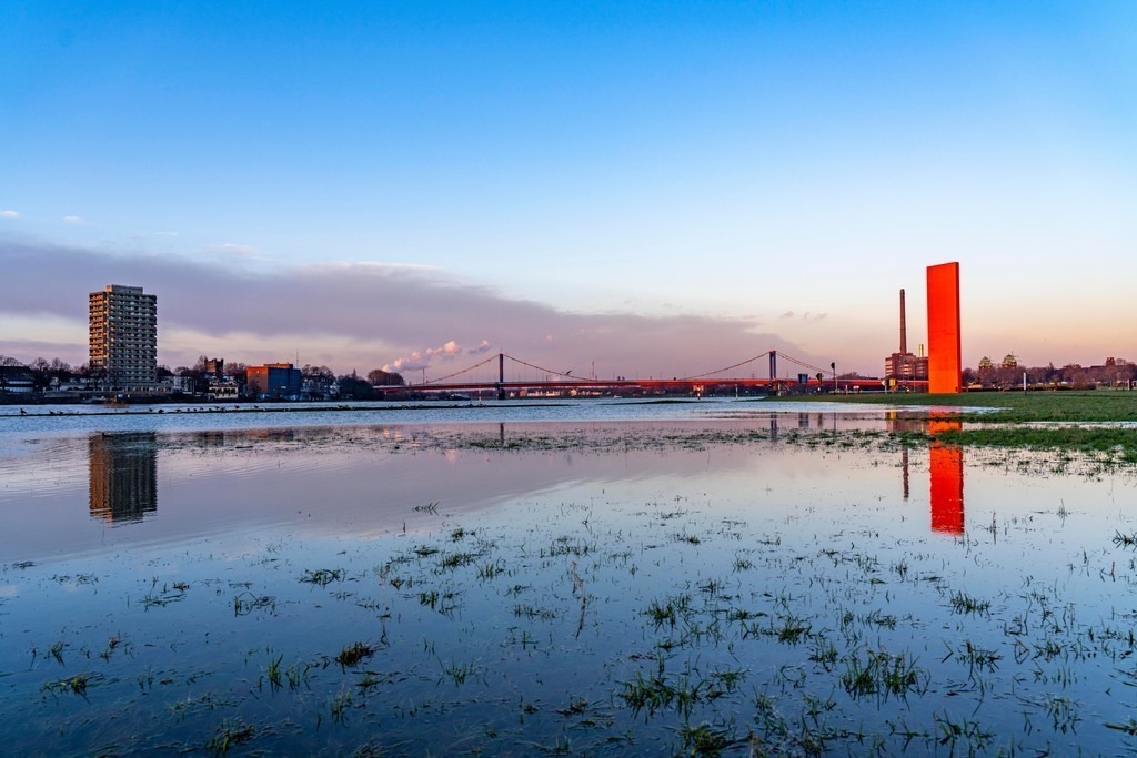 JT-230119 | Rheinhochwasser, Duisburg-Kaßlerfeld, Überschwemmungen,  hinten die Friedrich-Ebert-Rheinbrücke, Skulptur Rheinorange an der Ruhrmündung, Duisburg, NRW, Deutschland - Realisiert mit Pictrs.com