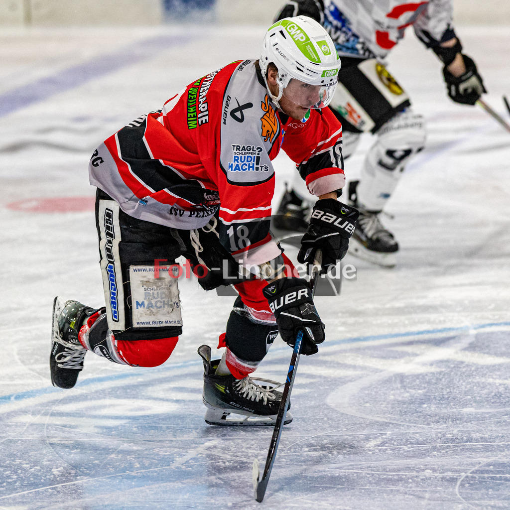 TSV Peißenberg Miners vs HC Landsberg Riverkings | Eishockey Bayernliga 2023/2024, TSV Peißenberg Miners vs HC Landsberg Riverkings,
Valentin HÖRNDL (Miners 18) in Aktion,
2023-10-22 in Peißenberg (Eisstadion)
18 Valentin HÖRNDL (Miners 18)
Copyright: WolfgangxLindner foto-lindner.de
