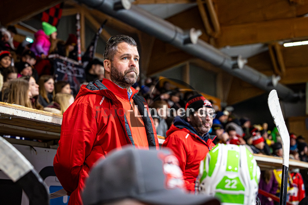 Peißenberg MINERS gegen EHC Königsbrunn LÖWEN | Eishockey Bayernliga 2025/26 Viertelfinale Spiel 4, Peißenberg MINERS gegen EHC Königsbrunn LÖWEN, 20260215,Enttäuschung auf der Spielerbank,2026-02-15 in Peißenberg (flatbuy Arena Peißenberg), Markus SCHRÖDER (MINERS Co-Trainer hc), Florian STEIDL (MINERS Trainer)Copyright: WolfgangxLindner www.foto-lindner.de