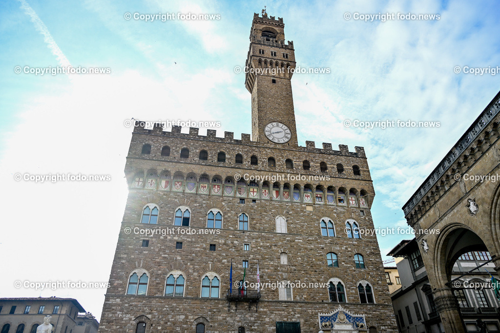 Italien_ Toscana_ Florenz_ 30.05.2024-9 | 30.05.2024, Italien, ITA, Toskana, Florenz im Bild Stadtansichten, Gebäude, Architektur, Touristen, Historisch, Souvenir, Altstadt, Museum, Statuen, Skulpturen, Piazza della Signoria, Statue David, Palazzo Vecchio, Neptunbrunnen, Piazza della Repubblica, Ponte Vecchio, Brücke, Uffizien, Kathedrale Santa Maria del Fiore, Arno, Fluß


Florenz, Firenze, ist eine italienische Großstadt. Nach Einwohnern ist sie die achtgrößte Stadt Italiens. Florenz ist die Hauptstadt sowie größte Stadt der Region Toskana und der Metropolitanstadt Florenz, in der etwa eine Million Menschen leben. Florenz ist für seine Geschichte berühmt. Leonardo da Vinci verbrachte große Teile seiner Jugend in Florenz, Michelangelo fand Unterschlupf in der Kirche der Medici, Galileo Galilei wohnte als Hofmathematiker in den Palästen der Medici. Von 1865 bis 1871 war die Stadt die Hauptstadt des neu gegründeten Königreichs Italien. Das historische Zentrum von Florenz zieht Jahr für Jahr Millionen von Touristen an. Die historische Innenstadt wurde von der UNESCO im Jahre 1982 zum Weltkulturerbe erklärt. 
Quelle: Wikipedia

