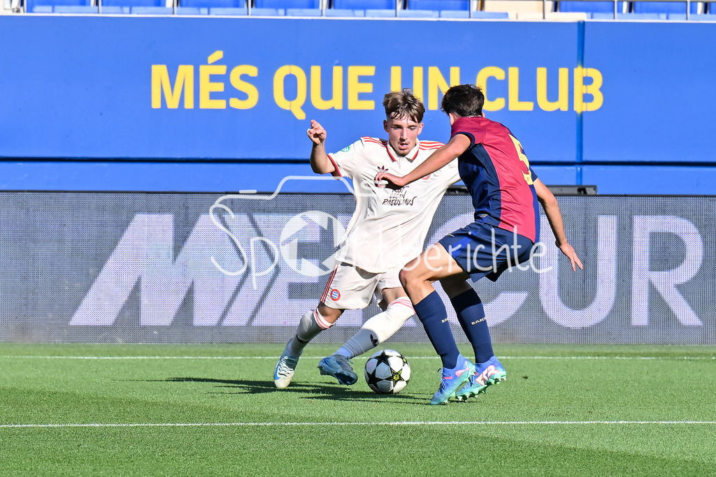 FC Barcelona U19 - FC Bayern München U19 | im duell Lennart KARL (FCB #7) und Jofre TORRENTS (FC Barcelona U19 #5) / zweikampf / UEFA Youth League: FC Barcelona U19 - FC Bayern München U19, Estadi Johan Cruyff am am 23.10.2024