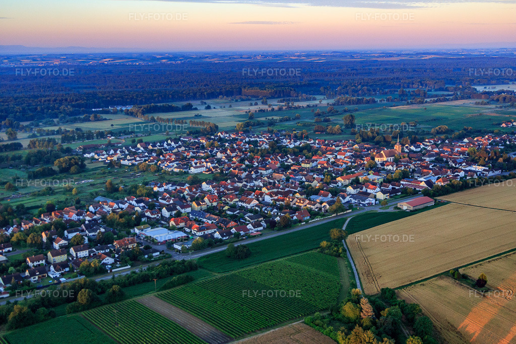 Luftbild: Dorfansicht am Morgen aus Nordosten in Steinfeld im Bundesland Rheinland-Pfalz in Deutschland. Foto: IMG_091508.jpg vom 10.07.2016 durch Werner Riehm/FLY-FOTO.de