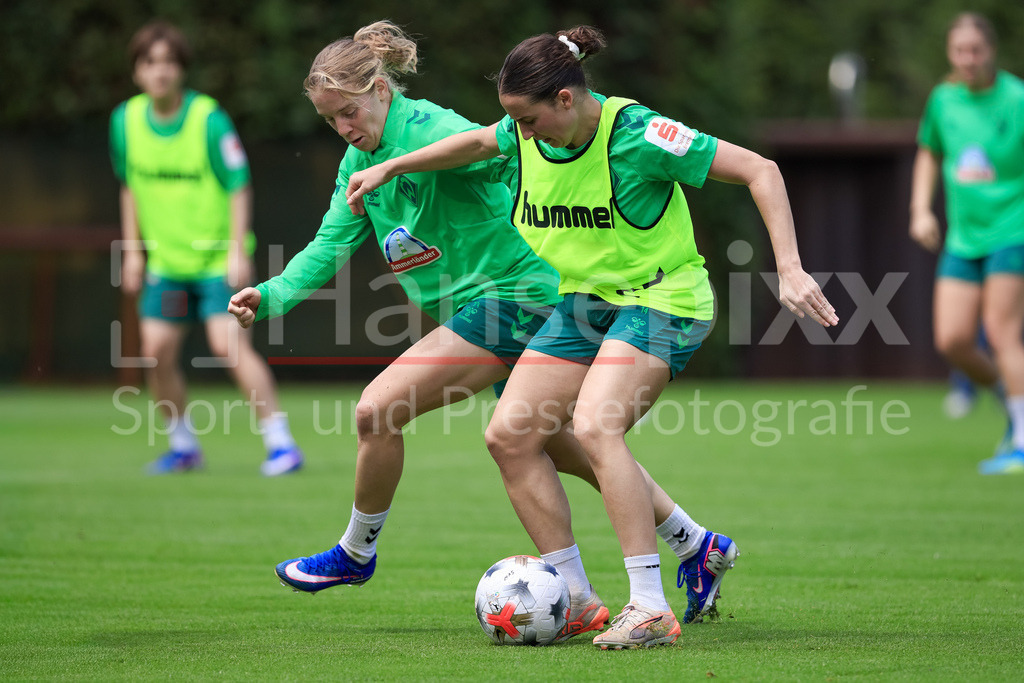 Fussball, Google Pixel Frauen-Bundesliga, Trainingsauftakt SV Werder Bremen | v.li.: Elena Dhont (SV Werder Bremen) und Elena Mühlemann (SV Werder Bremen) im Zweikampf, Duell, Dynamik, Aktion, Action, Spielszene