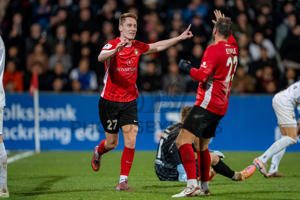 SG Sonnenhof Großaspach vs. SGV Freiberg, Fussball, Regionalliga Suedwest, 30. Spieltag, 22.04.2026 | Loris Maier (SG Sonnenhof Großaspach, #27) jubelt nach seinem 4:0 Treffer mit Fabian Eisele (SG Sonnenhof Großaspach, #23),SG Sonnenhof Großaspach vs. SGV Freiberg, Fussball, Regionalliga Suedwest, 30. Spieltag, 22.04.2026