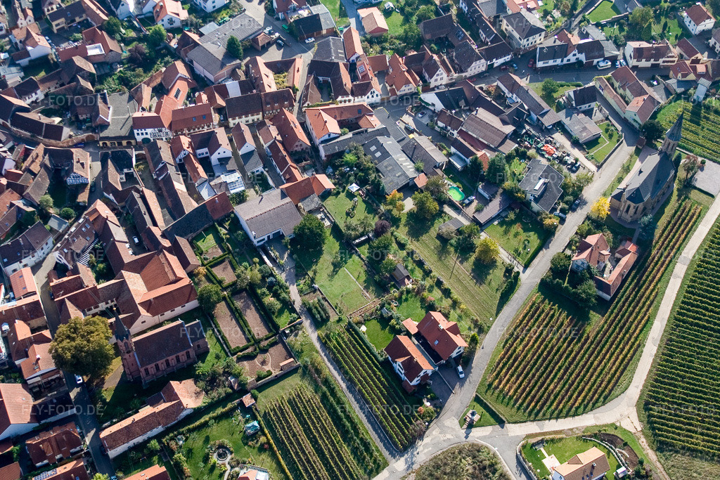 Luftbild: prot. und kathol. Kirchen im Weinort in Birkweiler im Bundesland Rheinland-Pfalz in Deutschland. Foto: IMG_8365.jpg vom 06.10.2007 durch Werner Riehm/FLY-FOTO.de