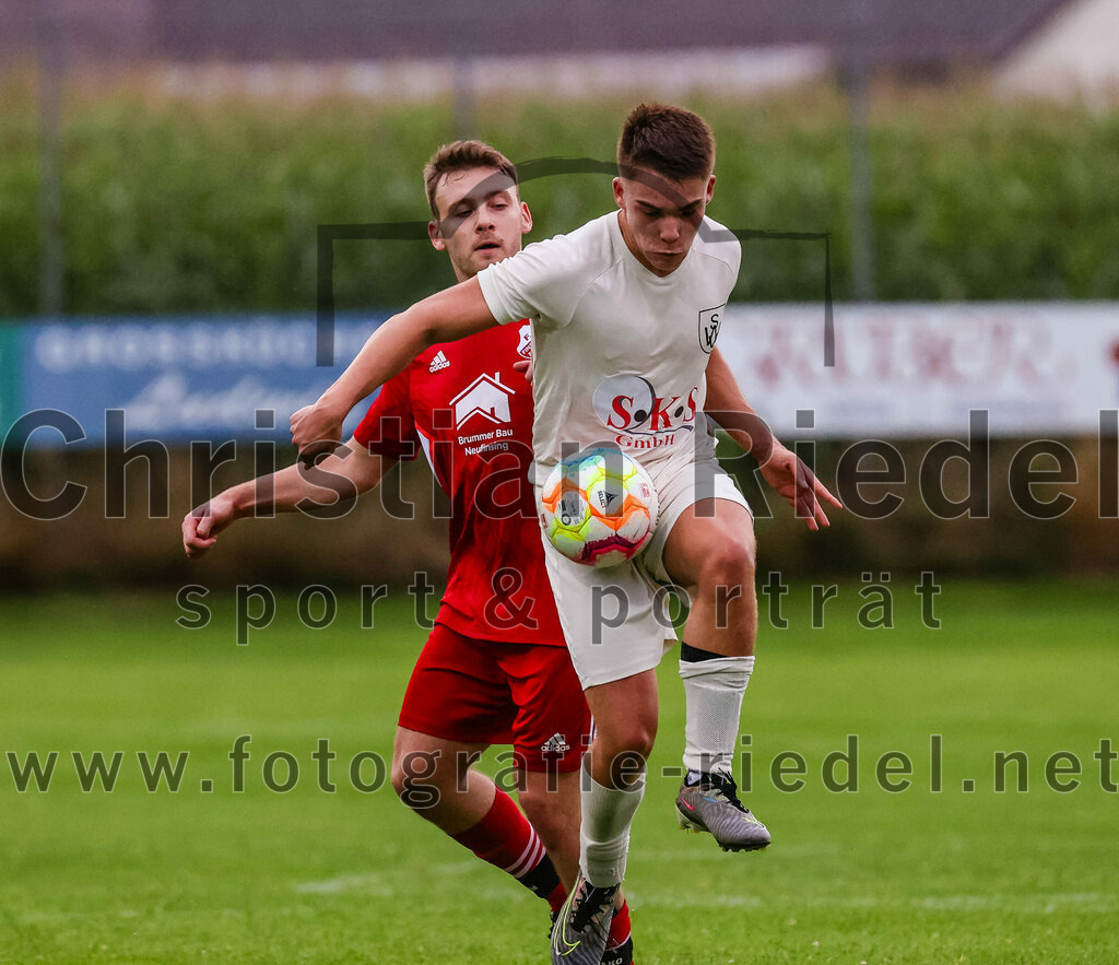 2023-08-04_075_SV_Walpertskirchen_gegen_FC_Finsing | Walpertskirchen, Deutschland, 04.08.2023:
Fußball, Kreisliga 2023 / 2024, 2. Spieltag, SV Walpertskirchen gegen FC Finsing, Endergebnis: 3:3

Patrick Forchhammer (FC Finsing, #13), Adrian Alexy (SV Walpertskirchen, #41)

Foto: Christian Riedel / fotografie-riedel.net