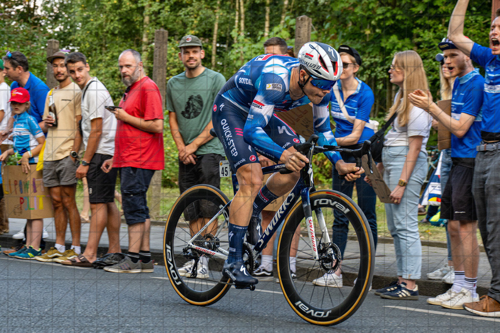 DeutschlandTour 2025 | Prolog  | LAMPERTI Luke (Soudal Quick-Step) //  20.08.25: DeutschlandTour 2025 | Prolog  / Essen / Deutschland  //   CREDIT:www.bullenfotos.de, Martin König, Hörner Weg 40, D-49078 Osnabrück, +4917663732967 // Nutzung und Weitergabe nur zu den vereinbarten Zwecken. Presseanfragen an Ersteller. Alle Rechte beim Ersteller. Honorierung nach MFM. - Realisiert mit Pictrs.com