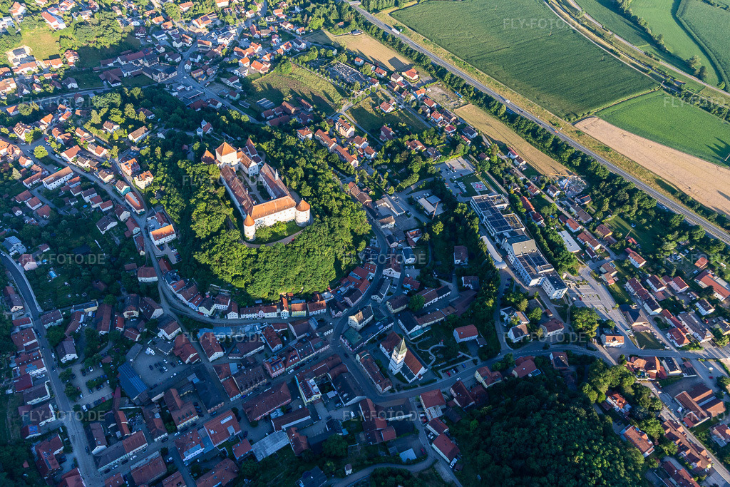 Luftbild:  im Ortsteil Hungersdorf in Wörth im Bundesland Bayern in Deutschland. – Foto: IMG_133280.jpg vom 03.07.2022 durch Werner Riehm/FLY-FOTO.de – Auflösung des Originals: 5339 x 3559 px – Stadt Wörth an der Donau | Stadt Wörth a.d. Donau