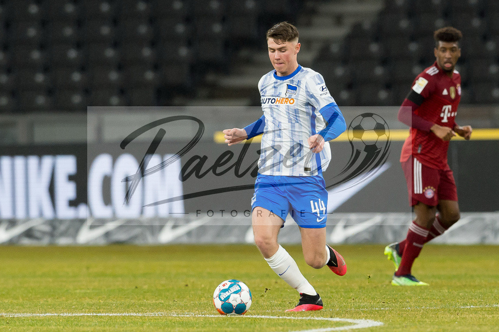BSCFCB20220123_266 | Fussball, Herren: Linus Jasper Gechter (Hertha BSC) in Aktion, am Ball, Einzelaktion bei dem Spiel der 1. Bundesliga zwischen Hertha BSC und FC Bayern Muenchen im Olypiastadion am 23.01.2022 in Berlin, Deutschland.DFB / DFL REGULATIONS PROHIBIT ANY USE OF PHOTOGRAPHS AS IMAGE SEQUENCES AND/OR QUASI-VIDEO. - Realisiert mit Pictrs.com