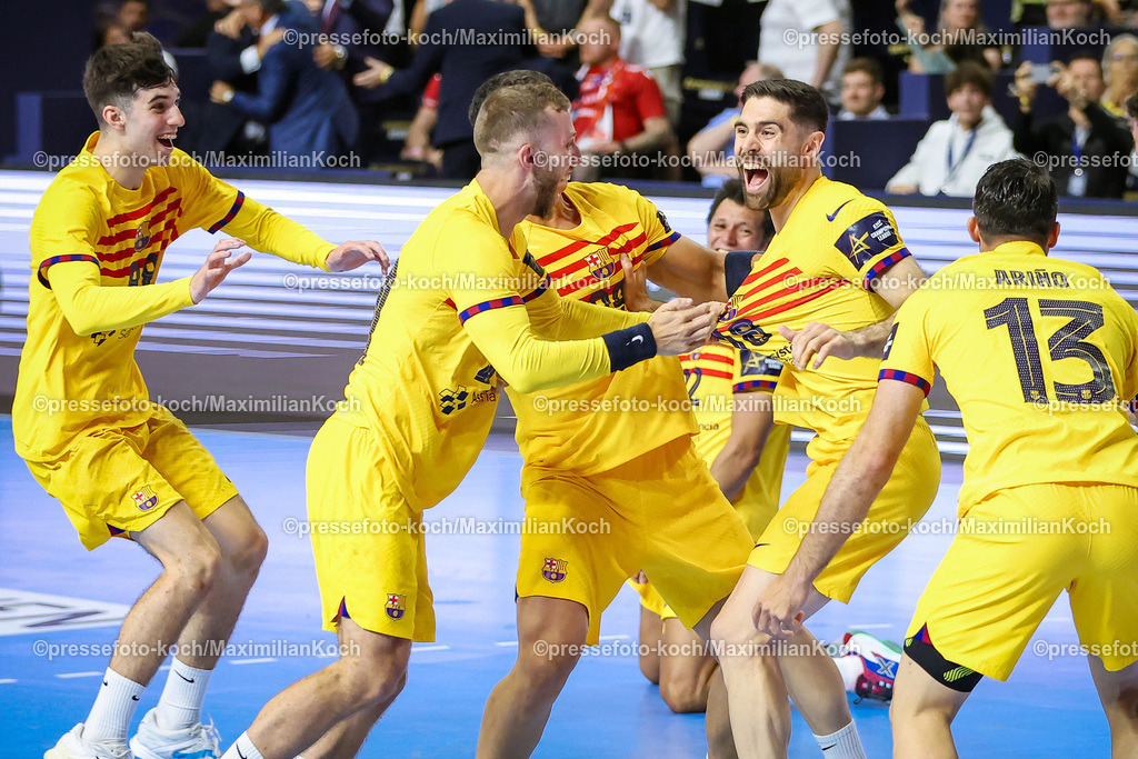 KoeEHF09062402070 | 09.06.2024, Köln, Handball, TruckScout24 EHF FINAL4, Machineseeker Champions League Men, Lanxess-Arena, Finale, Aalborg Handbold - FC Barcelona: Abschlussjubel nach dem 31:30 Sieg vom FC Barcelona. Die Mannschaft liegt sich jubelnd in den Armen. 
