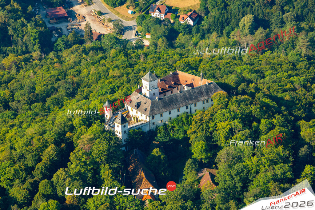 Das Luftbild zeigt : Schloss Greifenstein Heiligenstadt in Oberfranken - Die Luftaufnahme wurde 2024 vom UL-Flugzeug aus erstellt ( keine Drohne ) - Hochauflösende Luftaufnahme - Für grossformatige Ausdrucke geeignet. Die Geschenkidee !Mit Lizenz und Bildrechte bestellbar