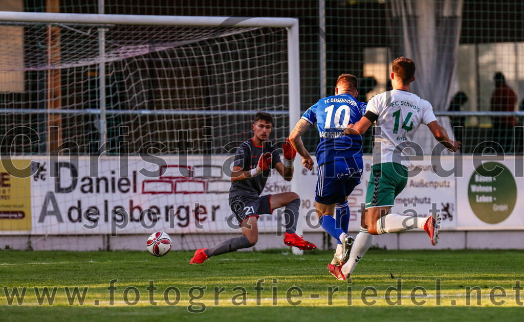 2023-08-01_040_FC_Schwaig_gegen_FC_Deisenhofen | Oberding, Deutschland, 01.08.2023:
Fußball, Toto-Pokal 2023 / 2024, 1. Spieltag, FC Schwaig gegen FC Deisenhofen, Endergebnis: 2:3

Torwart Philipp Strunk (FC Schwaig, #30), Michael Bachhuber (FC Deisenhofen, #10), Johannes Empl (FC Schwaig, #14)

Foto: Christian Riedel / fotografie-riedel.net