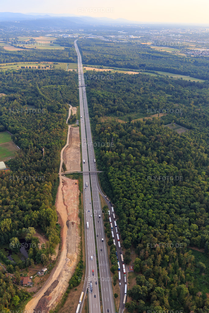 Luftbild: Autobahnparkplatz Kreuzlach West an der A5 in Weingarten im Bundesland Baden-Württemberg in Deutschland. Foto: IMG_109100.jpg vom 19.07.2018 durch Werner Riehm/FLY-FOTO.de