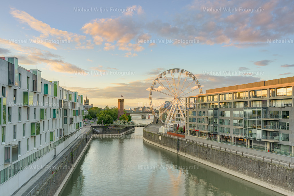 Riesenrad in Köln am Schokoladenmuseum | Blick von der Severinsbrücke zum Riesenrad, welches auf dem Platz vor dem Schokoladenmuseum steht. - Realisiert mit Pictrs.com