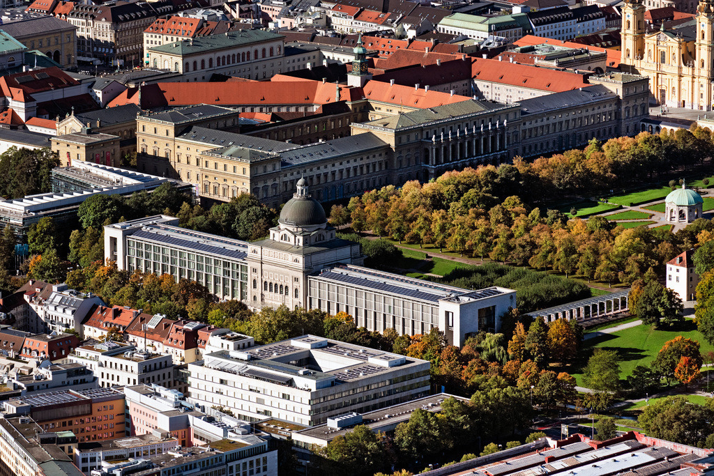 dr__0054119.jpg | MüNCHEN 07.10.2024 Gebäudekomplex des Ministerium der Bayerischen Staatskanzlei am Hofgarten im Stadtteil Altstadt-Lehel in München im Bundesland Bayern, Deutschland. // Building complex of the ministry of the Bavarian State Chancellery at the Hofgarten in the district Altstadt-Lehel in Munich in the state Bavaria, Germany. Foto: Daniel Reiter