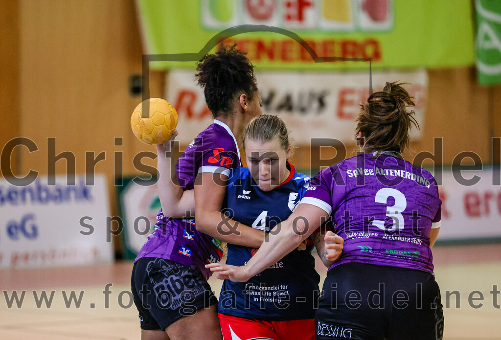 2023-10-14_027_SpVgg_Altenerding_gegen_HSG_Freising_Neufahrn_Damen | Erding, Deutschland, 14.10.2023:
Handball, Bezirksliga Frauen Altbayern 2023 / 2024, 3. Spieltag, SpVgg Altenerding II gegen HSG Freising-Neufahrn II, Endergebnis: 23:28

Nikayla Alston (SpVgg Altenerding, #11), Sofia Knecht (HSG Freising-Neufahrn, #4), Miriam Deuschle (SpVgg Altenerding, #3)

Foto: Christian Riedel / fotografie-riedel.net