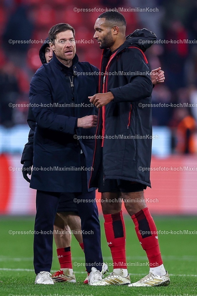 Lev02022502256 | 02.02.2025, Fußball, Bayer 04 Leverkusen - TSG 1899 Hoffenheim, 1. Fußball Bundesliga, 20. Spieltag, BayArena, Saison 2024 2025: Cheftrainer Xabi Alonso (Bayer 04 Leverkusen Trainer) neben Jonathan Tah (Bayer04 Leverkusen #4)DFB regulations prohibit any use of photographs as image sequences and or quasi-video.