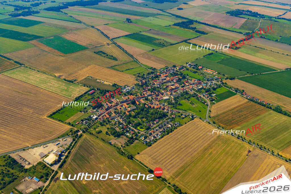 Heeren Stendal Bild- Das Luftbild wurde 2025 vom UL-Flugzeug heraus erstellt ( keine Drohne bzw. Drohnenaufnahme ) - Hochauflösende Luftaufnahme -Nicht vergleichbar mit Google Maps oder Satelittenbilder- Die Geschenkidee !Mit Lizenz und Bildrechte bestellbar - CC