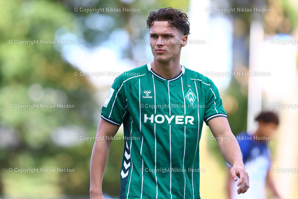 NH_HamburgerSVU19_SVWerderBremenU19_DFBNachwuchsliga_18102025 | #11 Kevin Simon Manthey (SV Werder Bremen U19)Fußball I Junioren I U19 DFB-Nachwuchsliga Vorrunde Gruppe A I Saison 2025-2026 I 8. Spieltag I Hamburger SV U19 - SV Werder Bremen U19 I 18.10.2025 I Trainingsplatz Volksparkstadion