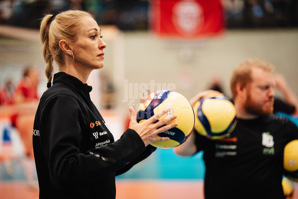 Volleyball | Frauen | Saison 2025/2026 | Volleyball Bundesliga | ETV Hamburger Volksbank Volleys vs. Ladies in Black Aachen | 29.10.2025 | Trainerin Mareike Hindriksen (Ladies in Black Aachen)
