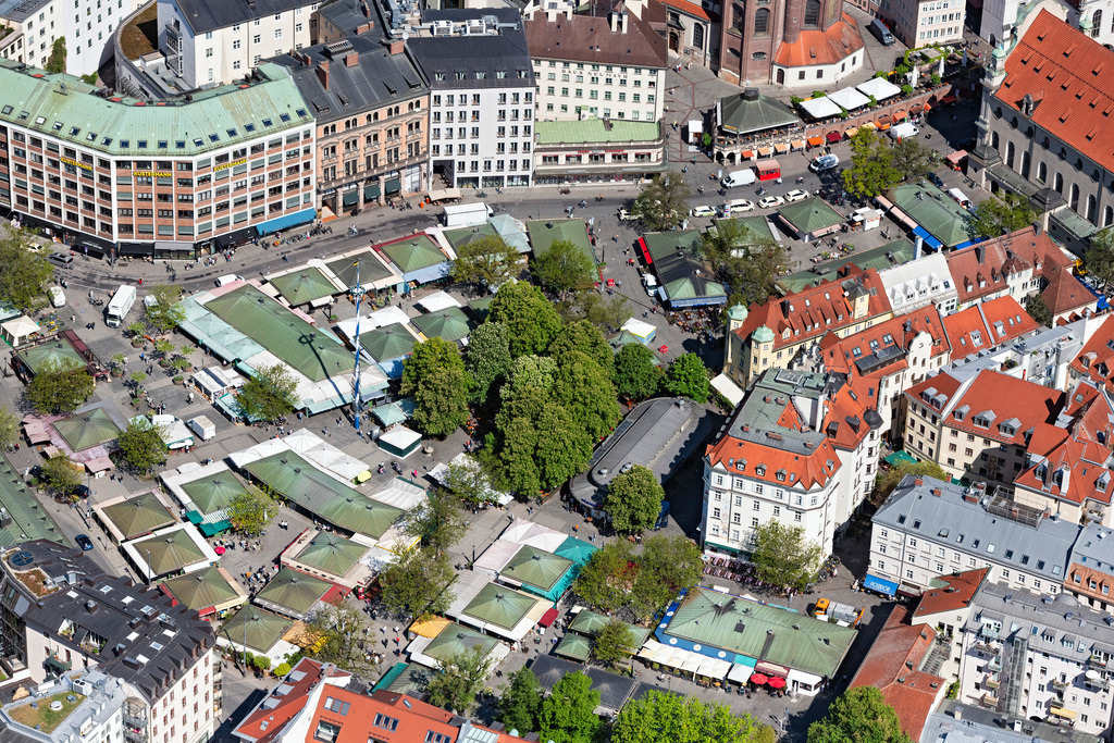 dr__0063655.jpg | MüNCHEN 29.04.2025 Verkaufs- und Imbißstände und Handelsbuden auf dem Viktualienmarkt in München im Bundesland Bayern, Deutschland. // Sale and food stands and trade stalls in the market place on Viktualienmarkt in Munich in the state Bavaria, Germany. Foto: Daniel Reiter