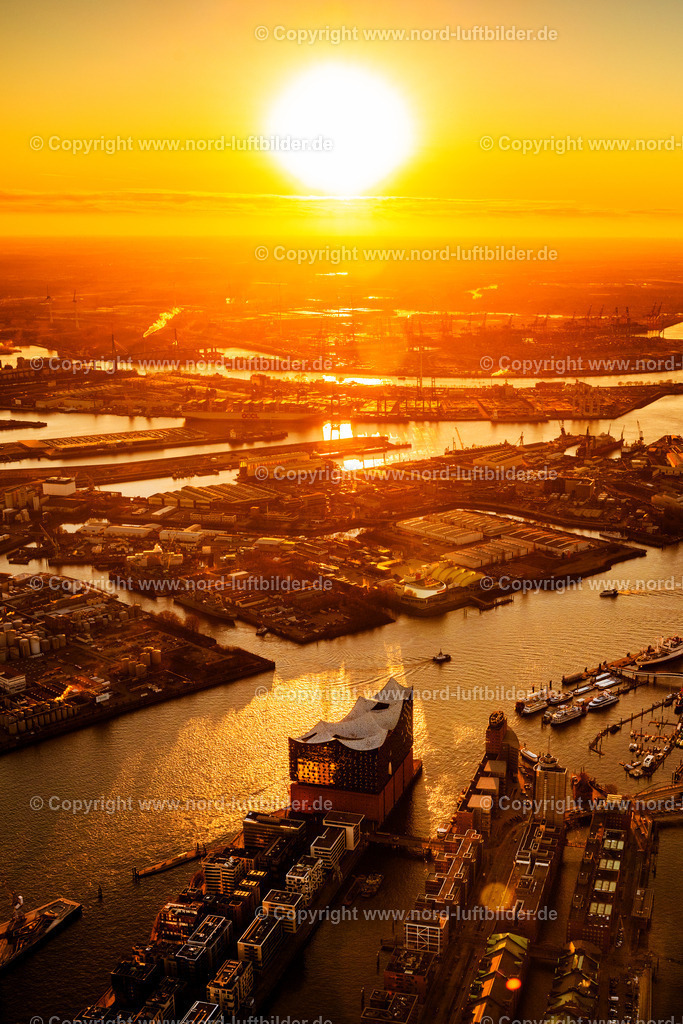 Hamburg_Sonnenuntergang_Elbphilharmonie_ELS_6996180225 | HAMBURG 18.02.2025 Stadtansicht am Ufer des Flußverlaufes der Elbe in Hamburg, Deutschland. Weiterführende Informationen bei: HamburgMusik gGmbH - Elbphilharmonie und Laeiszhalle Betriebsgesellschaft. // City view on the banks of the Elbe river in Hamburg, Germany. Further information at: HamburgMusik gGmbH - Elbphilharmonie und Laeiszhalle Betriebsgesellschaft. Foto: Martin Elsen
