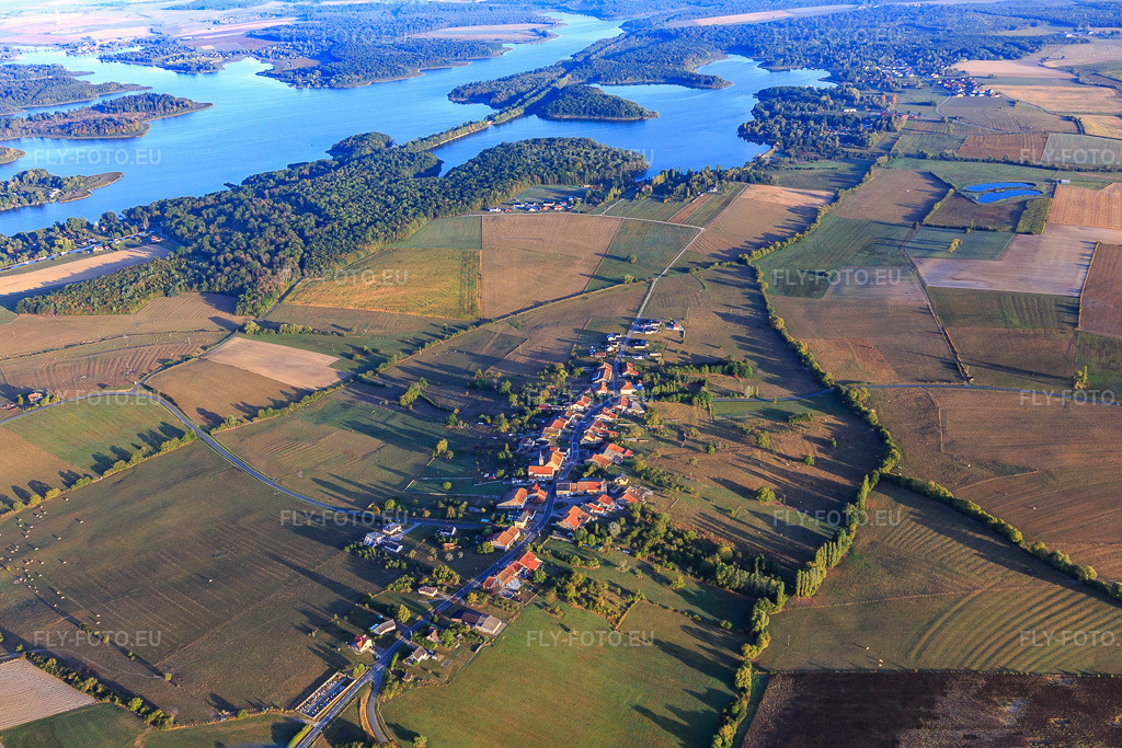 Vue aérienne: Vue du village depuis le sud, de ce côté de l'Étang du Stock à Kerprich-aux-Bois dans le département Moselle, France – .Photo: IMG_117827.jpg prise le 14/09/2019 par Werner Riehm/FLY-FOTO.eu – Résolution de l'original: 5311 x 3541 px