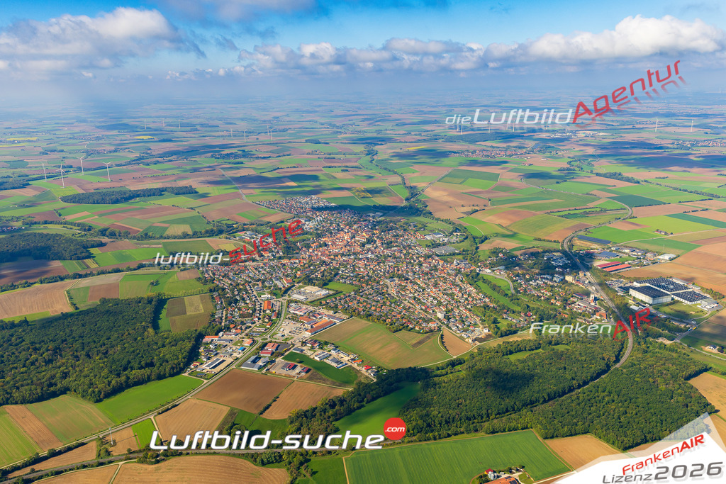 Luftaufnahme der Stadt Uffenheim - Die Luftaufnahme wurde 2025 vom UL-Flugzeug heraus erstellt ( keine Drohne ) - Hochauflösende Luftaufnahme - für professionelle Ausdrucke geeignet. Die Geschenkidee !Mit Lizenz und Bildrechte bestellbar