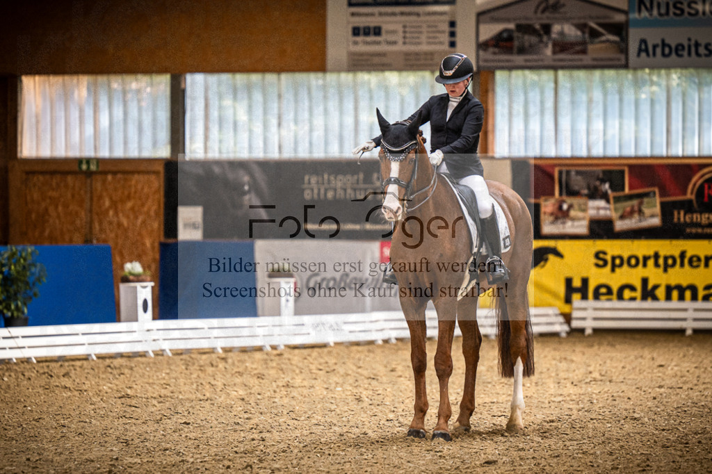 DOS_1106 | Entdecke hochwertige Reitturnierfotos von Foto Oger. Professionell, emotional und authentisch – jetzt Lieblingsmomente im Shop bestellen.Deutschlandweite Turnierfotografie. - Realisiert mit Pictrs.com