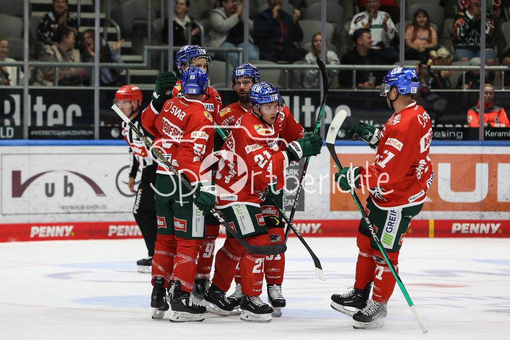 Augsburger Panther - Schwenninger Wild Wings | Die Hausherren jubeln nach dem Tor zum 4-3 druch Jere KARJALAINEN (AEV #21) / Jubel / Freude / Treffer / Doppelpack