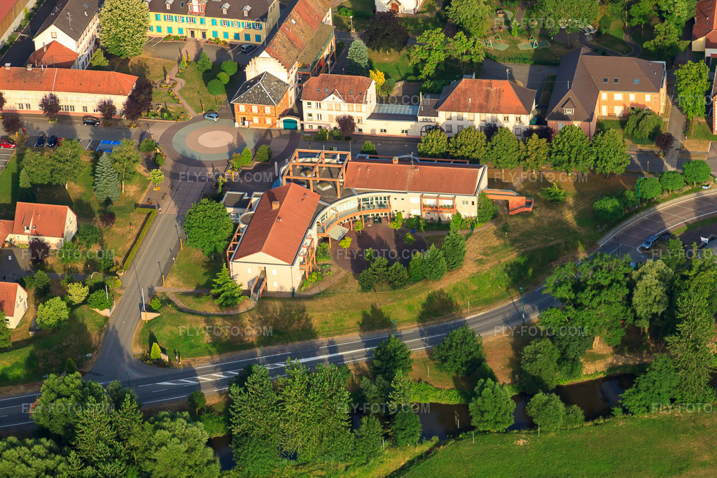 Aerial view: Protestant Foundation Sonnenhof in Bischwiller in the state Bas-Rhin, France. – Photo: IMG_30435.jpg taken on 07/09/2010 by Werner Riehm/FLY-FOTO.com – Resolution of the original: 4752 x 3168 px – Sonnenhof - Fondation protestante