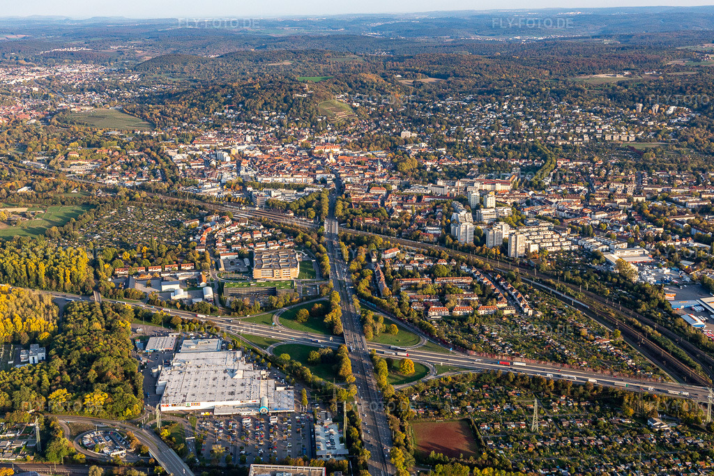 Luftbild: Streckenführung und Fahrspuren im Verlauf der Autobahn- Abfahrt und Zufahrt der BAB A5 im Ortsteil Durlach im Ortsteil Rintheim in Karlsruhe im Bundesland Baden-Württemberg in Deutschland. Foto: IMG_123445.jpg vom 19.10.2020 durch Werner Riehm/FLY-FOTO.de