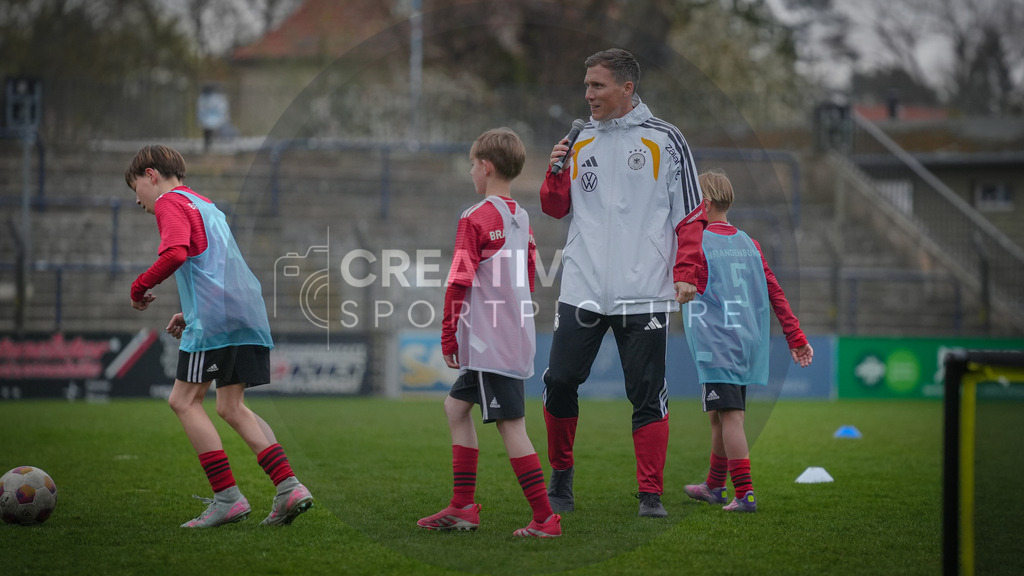 Fußball, Nachwuchs, Training, DFB, Demo-Einheit der Trainingsphilosophie Deutschland im Karl-Liebknecht-Stadion Potsdam, | Fußball, Nachwuchs, Training, DFB, Demo-Einheit der Trainingsphilosophie Deutschland im Karl-Liebknecht-Stadion Potsdam, Im Bild: Hannes Wolf (DFB) - Realisiert mit Pictrs.com