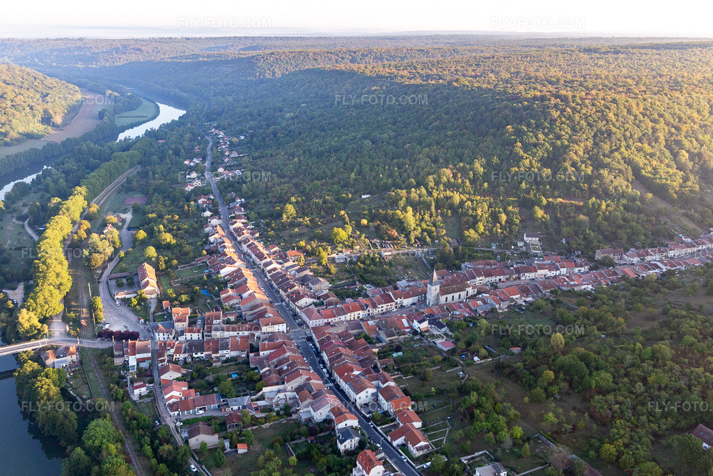 Aerial view: View of the town in Maron in the state Meurthe et Moselle, France. – Photo: IMG_118080.jpg taken on 09/15/2019 by Werner Riehm/FLY-FOTO.com – Resolution of the original: 5472 x 3648 px