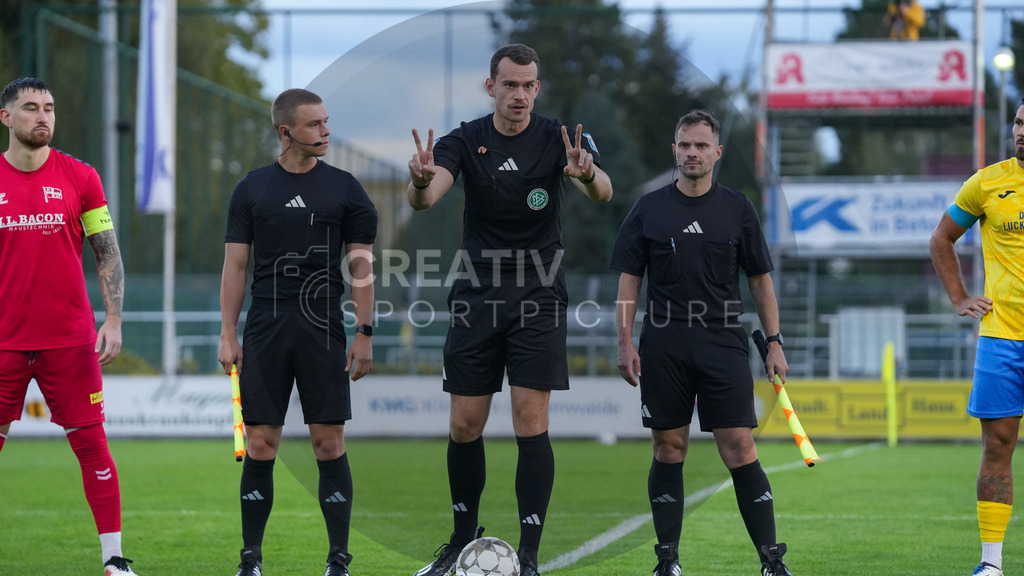 Fußball, Herren, Saison 2025/2026, Regionalliga Nordost, 8. Spieltag, FSV 63 Luckenwalde vs. FC Hertha 03 Zehlendorf, Dienstag 16.09.2025, Werner-Seelenbinder-Stadion Luckenwalde, | Fußball, Herren, Saison 2025/2026, Regionalliga Nordost, 8. Spieltag, FSV 63 Luckenwalde vs. FC Hertha 03 Zehlendorf, Dienstag 16.09.2025, Werner-Seelenbinder-Stadion Luckenwalde, Im Bild: Das Schiedsrichter-Gespann um Richard Hempel (m.), Oliver Seib (l.) und Philip Jakob (r.) - Realisiert mit Pictrs.com