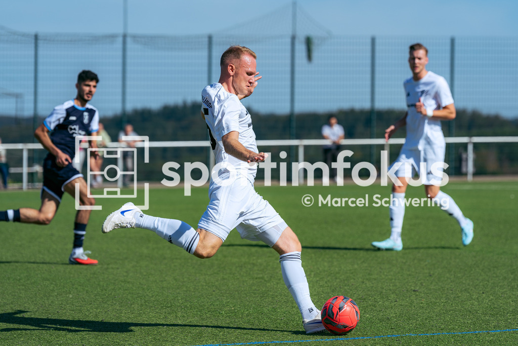 SV Jägerhaus-Linde – TSV Beyenburg | David Schumann (35, SV Jägerhaus-Linde) beim Pass. Kreisliga A: SV Jägerhaus-Linde gegen TSV Beyenburg, Wuppertal, 27.09.2026. Endstand: 1:2 (0:1). sportimfokus / Marcel Schwering - Realisiert mit Pictrs.com