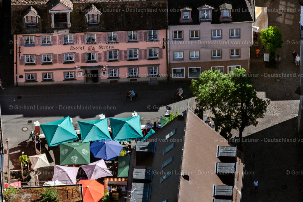 4032368 | RADOLFZELL AM BODENSEE 12.06.2020 Tische und Sitzbänke der Freiluft- Gaststätte Gasthaus Kreuz in Radolfzell am Bodensee am Bodensee im Bundesland Baden-Württemberg, Deutschland. // Tables and benches of open-air restaurant Gasthaus Kreuz in Radolfzell am Bodensee at Bodensee in the state Baden-Wuerttemberg, Germany. Foto: Gerhard Launer