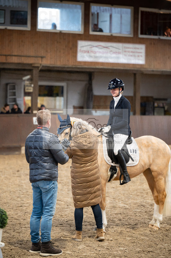 Hallenreittunier Voxtrup 2023 | Entdecke hochwertige Reitturnierfotos von Foto Oger. Professionell, emotional und authentisch – jetzt Lieblingsmomente im Shop bestellen.Deutschlandweite Turnierfotografie. - Realisiert mit Pictrs.com