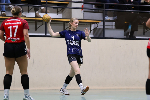 Handball I Damen I Saison 2025-2026 I Verbandsliga Süd I HSG Kalkberg 06 - MTV Dänischenhagen I 14.12.2025.174 | Lorna Meta Schlott (4, HSG Kalkberg 06) - Realisiert mit Pictrs.com